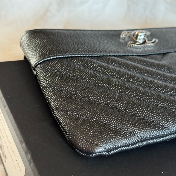 Chanel
Mademoiselle Vintage O Case Pouch Chevron Metallic Caviar - Picture 6 of 14